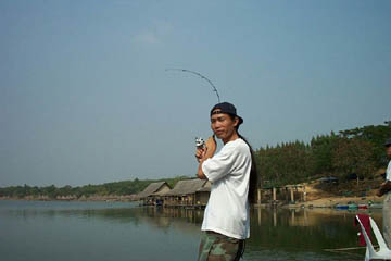 สาย2ปอนด์เป็นการตกปลาที่รบกวนเพื่อนๆจริงๆ อิอิ (เพื่อนรอตีเหยื่อ)
หันมาเก็กให้กล้อง ก่อนทำปลาหลุดไป