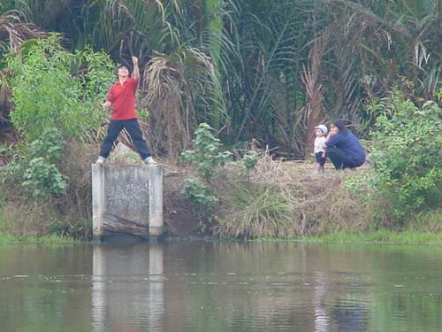 เล็ก พัทยา ตกปลาด้วยความสุข  สุขหรือไม่สุข ก็ดูข้าง ๆ ดิ่ มีคนมาให้กำลังใจถึงสองคนด้วยกัน ไม่ใช่ใครท