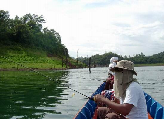 พอถึงหมายไต๋แอ็ดจอดเรือเสร็จนายอ๊อฟก็คว้าคันได้ตีเลยโดยที่อาจารย์ของเรายังไม่ได้บอกเทคนิค..ว่าคันเบ็