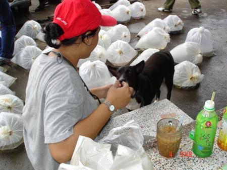 อดีตเลขาฯ นั่งกินไก่ย่างไป แบ่งลูกสาวไป คนละคำ ฮิๆๆ.... 
       คิดถึงนังนิล ที่บึงฯ จังอ่ะ.... :sm