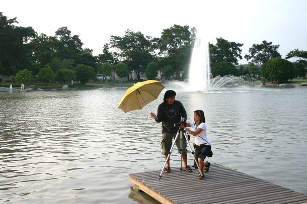 พี่เล็กไปคอยสอนการจัดองค์ประกอบ  การปรับแสงโอเวอร์ อันเดอร์ ช่วยและ บังแฟร์ให้