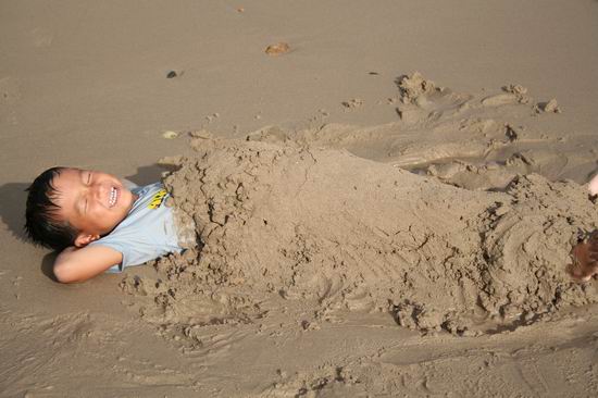 การเล่นกับทรายแบบนี้ พี่เล็กเห็นมาตั้งแต่เด็ก ๆ แต่ทุกครั้งที่เห็นก็ยังเห็นรอยยิ้ม ที่มีความสุขปนมาด