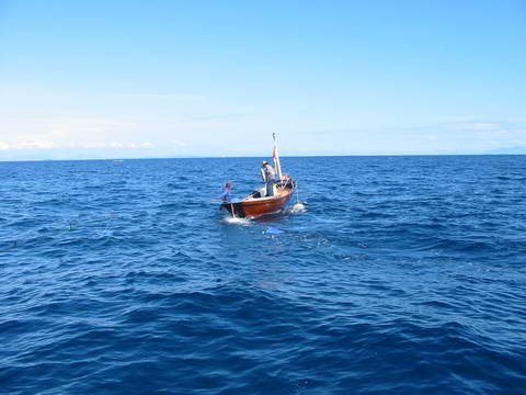 เรือหาปลาขนาดเล็กว่ายมาใกล้เรือเรามาก 
พร้อมกับโชว์การลอยอินทรีด้วยเรือเล็ก - ปลากิน - ลากขึ้นมา - 