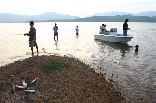 ประเดิมเย็นแรกด้วยหมายกระสูบที่เรียกว่า "ช่องลัดไตรรงค์"