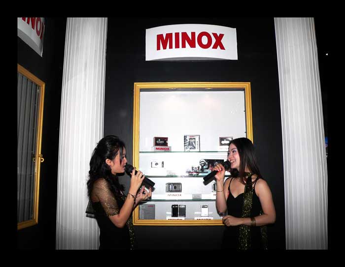 ...MINOX....เป็นกล้องในเคลือเดียวกับ...LEICA...น้องพิธีกรขี้อายน่าดูเลย..ไม่ยอมมองกล้อง อิอิอิ.... :