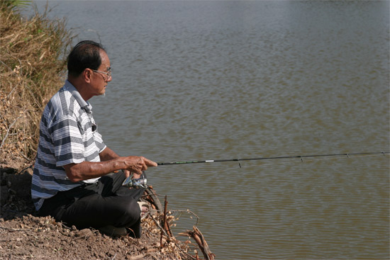 พ่อผมนั่งอยู่อีกมุม พึ่งจะหายจากอาการเส้นประสาท ทับต้นคอ วันนี้ออกมาตกปลาได้แล้ว 