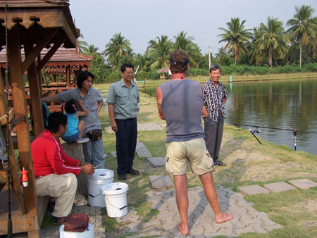 วงสนทนาเริ่มสนุกขึ้น เมื่อเฮียสมชายเจ้าของบ่อ กะเฮียเจน ซุปเปอร์แจ๊ค
แวะมาคุยกะพวกเรา หวัดดีครับเฮี