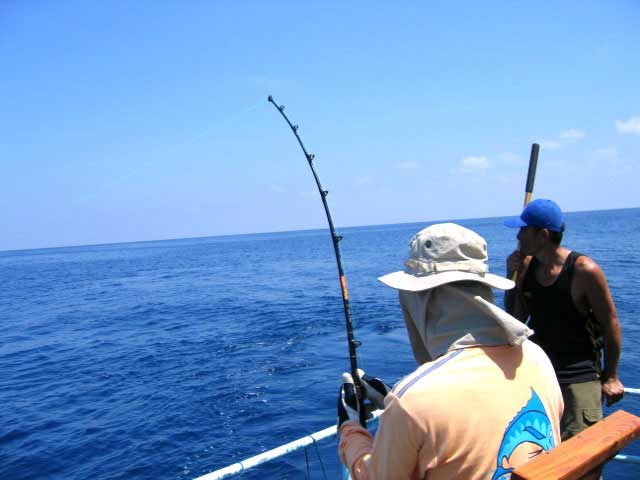 ผู้ร่วมทริปครับ  เฮีย  เป็ดครับ   กำลังปลาที่ได้จากทรอลลิ่งครับ