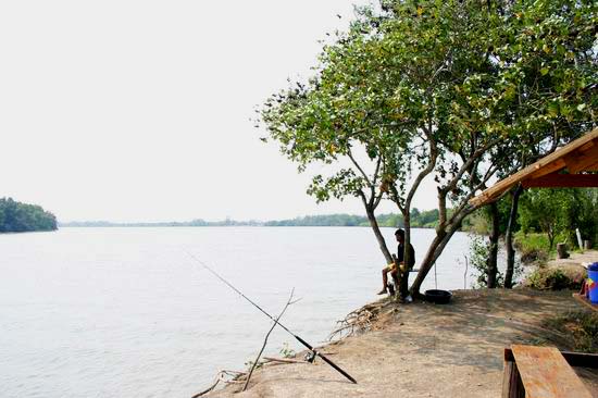 เจ้าของสถานที่ ทำที่นั่งแบบสบาย ๆ มีทั้งซุ้ม นั่งสบาย ๆ มีหลังคาคลุม  หรือมีที่นั่ง เป็นแคร่ใต้ร่มไม