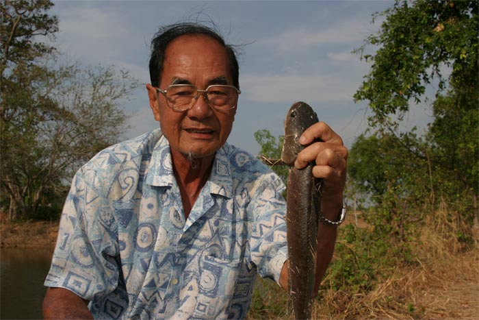 พ่อผมพอได้ปลาใหญ่สายตาก็เริ่มเมียงมองหายอดสะเดาทันที 55555   