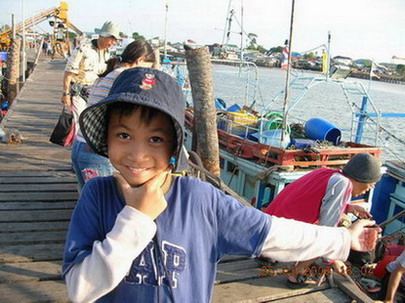 รูประหว่างรอลงเรือ นี่เด็กสร้างของผมเองครับอนาคตไกล
ตกปลาขยันเป็นเลิศ((หลานคนสุดท้องผมเอง))คุยเก่ง 