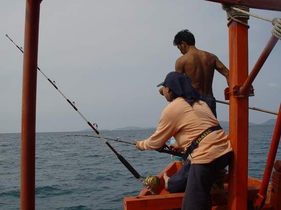 ปลาพาสายจากท้ายเรือวิ่งมาทางหัวเรือ จนพี่เล็ก พัทยาต้องเดินเก็บสายตาม พวกเาต่างคาดการณ์ไปต่างๆนานา
