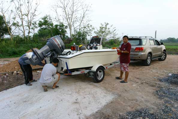 ได้ข่าวมาว่ามีผู้กำลังจะทำแล้มป์ที่สำหรับเอาเรือลง และกำลังจะทำที่พักให้เช่าด้วย น้าประมงก็เลยสืบดูจ