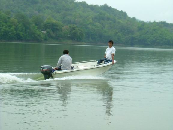 ให้นายแบบลองเทสเรือคันไม้คันมือมานานอยากลองเรือรุ่นนี้สำหรับวิลลี่เต้ย  :cool: