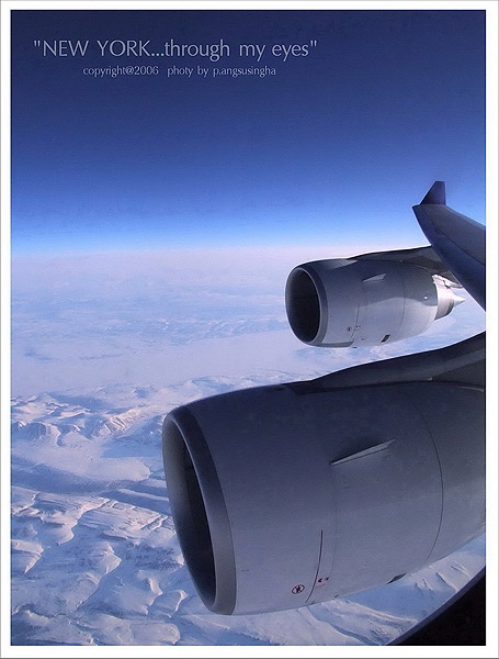 ช่วงระหว่างเดินทางครับ เครื่องบินตรงจากกรุงเทพฯ ถึง NY โดยตัดด้านบน ผ่านขั้วโลกเหนือ  บริเวณนี้คงอยู