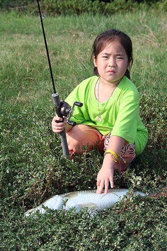 ใครเคยไปตกปลากับพี่เล็ก คงจะเคยได้ยินว่าเวลาถ่ายให้เอามือแตะตัวปลาด้วย จะว่าไปนี่ก็เป็นบทเรียนเล็กๆ 