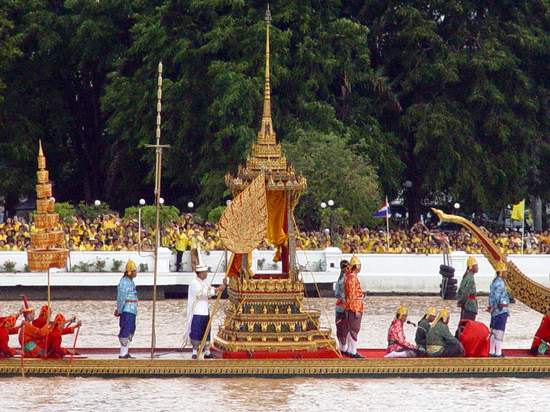 เรือเอกณัฐวัฎ อร่ามเกลื้อ ผู้เห่เรือ เสื้อสีชมพูในรูปครับ
        เรือเอก ณัฐวัฏ อร่ามเกลื้อ รับหน้