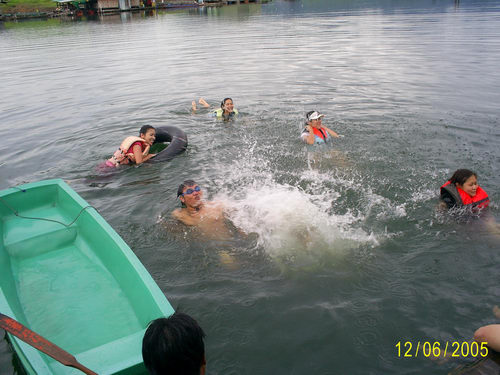 
เล่นน้ำกันเป็นที่สนุกสนาน ถูกใจเจ๊ต่อเค้าหละ  :laughing: