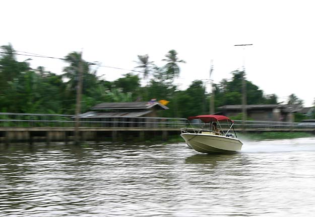 เมื่อไหร่ดีครับพี่ครีบบบบ   :laughing: :laughing: :laughing:


ปล.  ผมถ่ายแต่เรือเร็วนะ ไม่เร็วไม