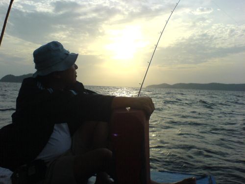 พระอาทิตย์กำลังจาขึ้น กะการรอคอย ปลามา say good morning. บรรยากาศแสนดี นั่งทอดอารมณ์ ก่อนจะทอดปลากิน