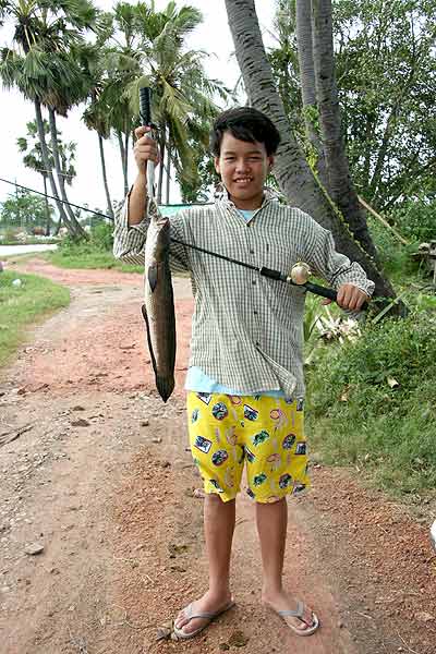 น้องเอ็มพึ่งตกปลาครั้งแรก มีน้าโจ ท่านาคอยสอนอยู่ข้างๆ ก็ถูกปลาช่อนไซต์โลกว่าๆตัวแรกในชีวิตฉวย น้องเ
