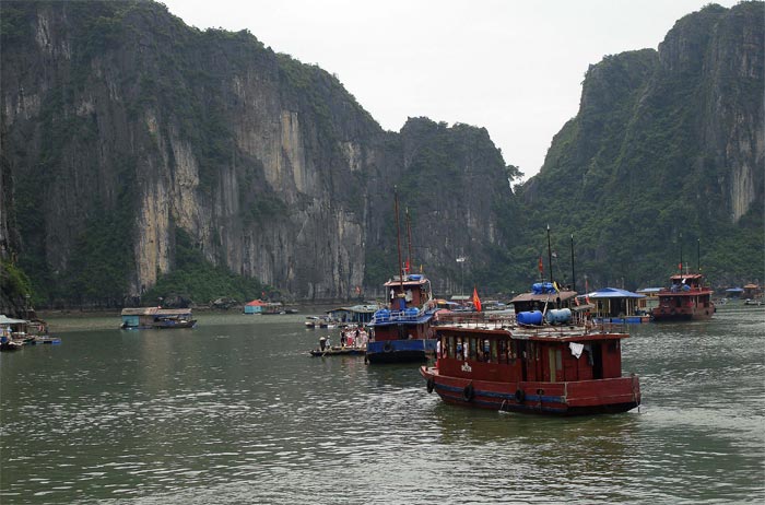 เมื่อชมถ้ำความสวยงามภาพในเกาะแม่เรียบร้อย เรือจะพาชมอ่าวไปรอบๆ