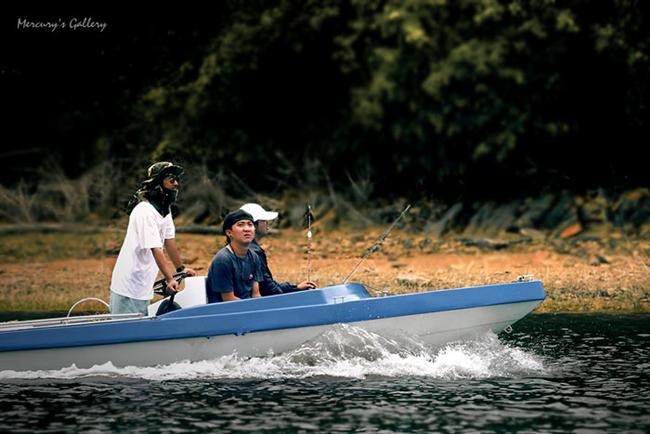 น้าบาสจูออน สอดส่ายสายตาจับจ้อง โดยมีน้ากั๊กเล็ก ขยับเรือเข้าหาให้...  :cool: :cool: :cool: