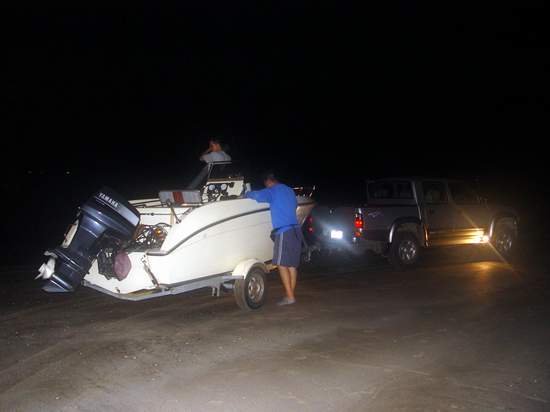 เกือบห้าทุ่มเรามาถึงยังหาด ร.พ.ช ก้อช่วยกันนำเรือลงครับเพราะน้าปลาโทรบอกว่า [b]วันนี้โดนปลาอินทรีฉวย