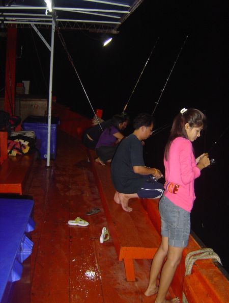 นู๋โรส(junjan99)แห่งเกาะปังย่า ก็วางไม้ก๊อล์ฟ หันมาตกปลาหมึกแทน :love: