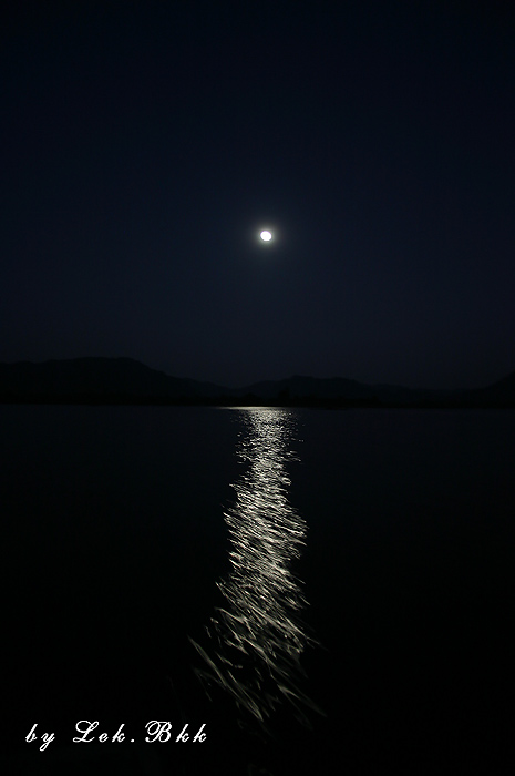 ใส่ลายเซ็นซะหน่อย อิอิ

วางกลางภาพ แต่ให้พระจันทร์อยู่1/3 แทนใช้ได้ป่าวครับ  :blush:
มีแสงจันทร์ใ