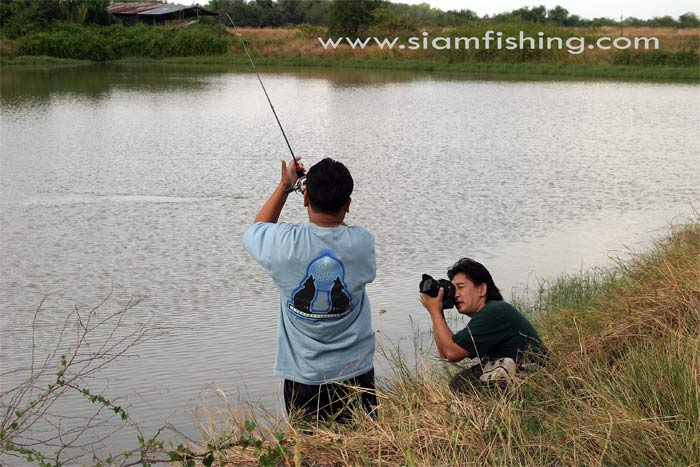 โอ๋กำลังอัดปลาตัวแรก พี่เล็กเอา 10-20 ประชิดทันทีครับ  :laughing: :laughing: :laughing: