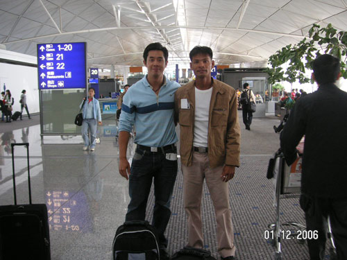 รูปนี้กับพี่เอกที่สนามบิน HONGKONG ครับ รอเปลี่ยนเครื่องไป AMERICA .. :grin: :grin: