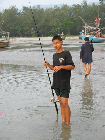 ชื่อภาพ    ลุงไปก่อน
กล้อง      CANON A400
สถานที่    หาดสามพระยา ประจวบฯ
ภาพโดย   richard