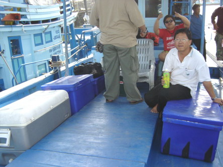 พื้นที่ใช้สอยด้านหน้าของเรือ เพียบเลยครับ เล่นรัมมี่ได้3วง..
 :laughing: :laughing: :laughing:
ลัง