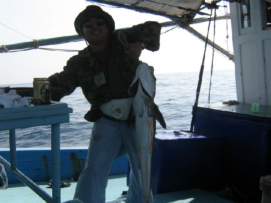 [b]เสียงเชียร์ และไชโย[/b]
     ท่ามกลางเปลวแดด กลางท้องทะเล ปลาใหญ่ และ นักตกปลาอาวุโส ถูกผูกรั้งร