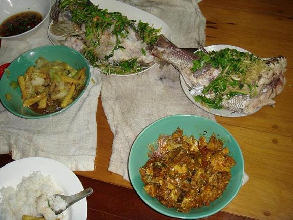 อาหารมื้อค่ำนึงปลาเก๋าอินทรีผัดผงกระรี่ต้มไข่พระโล้