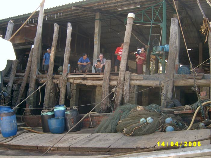 เตี่ยสำเนาเจ้าของเรือมาส่งและดูแลความเรียบร้อยที่ท่าเรือก่อนออกเดินทาง