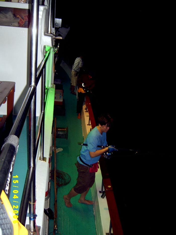 ตัดมาตอนกลางคืน เมื่อเรือเดินทางมาถึงหมายแรก วิธีตกปลาวิธ๊แรกคือ จิ๊กกิ้ง ครับ