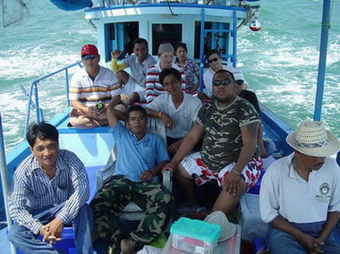 เที่ยงของวันที่27ก.พ.ทีมของพี่หนุ่ยก็มาถึงท่าเรือ   โดยมีเฮียฮ้ง(โรงงานไทยเจริญ แม่กลอง) ซ้อ สุ   เจ