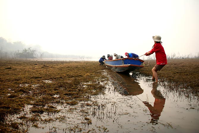 ทุกคนออกแรงแข็งขัน  แต่เรือแทบไม่ข