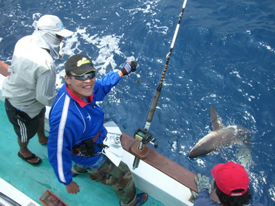 แตะลูกหมุน  แล้วตัด  Catch  and  release

เป็นพี่ฉลามตัวที่  1  ครึ่ง  ของผม