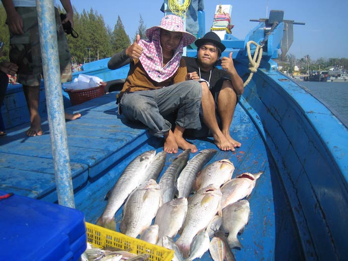 มิตรภาพ ยังคงอยู่ ความ....ยังคงมี

หมดแว้วครับ ขอขอบคุณทะเลไทยที่ยังมีปลาให้ตก
ขอบคุณ กัปตันเรือ 