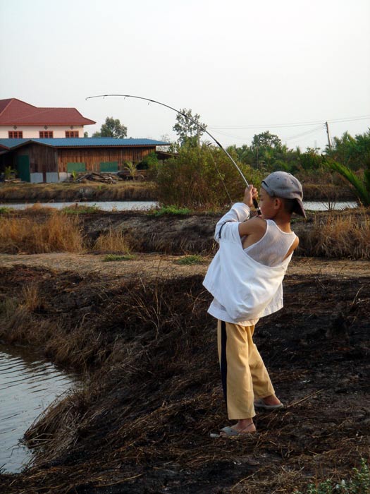 ... เล่นกันอยู่พักใหญ่ ... ตอนนี้มือเดียวไม่ไหวแล้วครับ ... ต้องเอามือซ้ายมาโหนช่วย ... ( ฝึกไว้ ๆ .