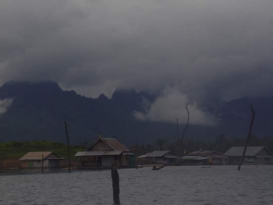 
เช้าวันสุดท้ายตื่นขึ้นมาพร้อมเมฆฝนที่ตั้งเค้ามาแต่ไกลๆ วันนี้เมฆเยอะฝนน่าจะตกหนักครับ



