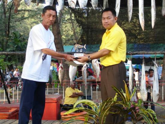     รางวัลชนะเลิศปลาอีโต้มอญ น้ำหนัก 2.05 กก.

  คุณศักดิ์ศิลป์  ประศาสน์ศิลป์   ทีมตะลุบัน 1 จ.ปั