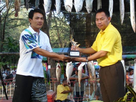    รางวัลชนะเลิศปลาสกุลกระโทงแทง  น้ำหนัก  19.85 กก.

  ได้แก่ คุณบุญเกียรติ  แซ่ลิ้ม ทีมเทศบาลเมื