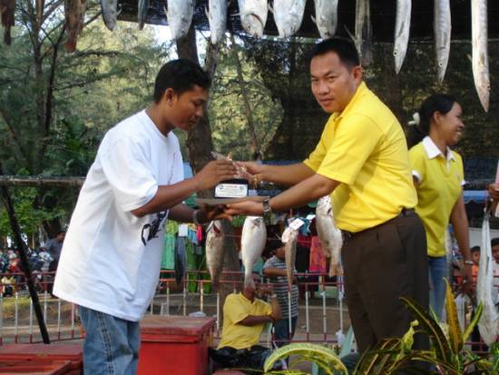     รางวัลชนะเลิศ ปลาสาก น้ำหนัก 5.20 กก.

  คุณจารึก  ดีเป็นแก้ว ทีม ชมรมส่งเสริมกีฬาตกปลาเทศบาลเ