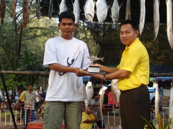     รางวัลรองชนะเลิศ ปลาอินทรี น้ำหนัก 6.40 กก.

  คุณสิทธิชัย  ธนูสังข์ ทีม ชมรมส่งเสริมกีฬาตกปลา