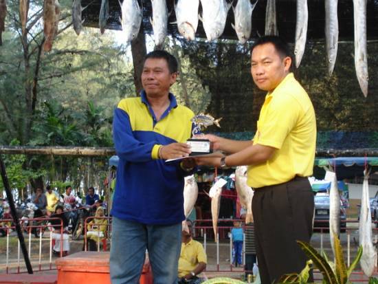     รางวัลรองชนะเลิศ ปลากระมง น้ำหนัก 4.40 กก.

คุณประยุทธ  แพงมี ทีม ชมรมกีฬาตกปลาจังหวัดตรัง จ.ต