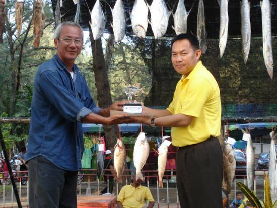     รางวัลรองชนะเลิศ ปลาโฉมงาม น้ำหนัก 7.25 กก.

คุณนพ  ศิงฆมานันท์  ทีมยะลาเซอร์วิส  จ.ยะลา

